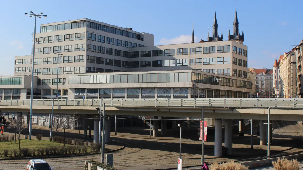 Most u stanice metra Vltavská