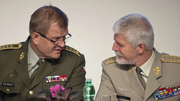 Náčelník generálního štábu české armády Josef Bečvář a předseda vojenského výboru NATO Petr Pavel