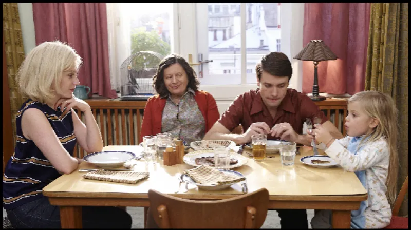 Ludivine Sagnierová, Zuzana Kronerová a Václav Neužil ve filmu Milovaní