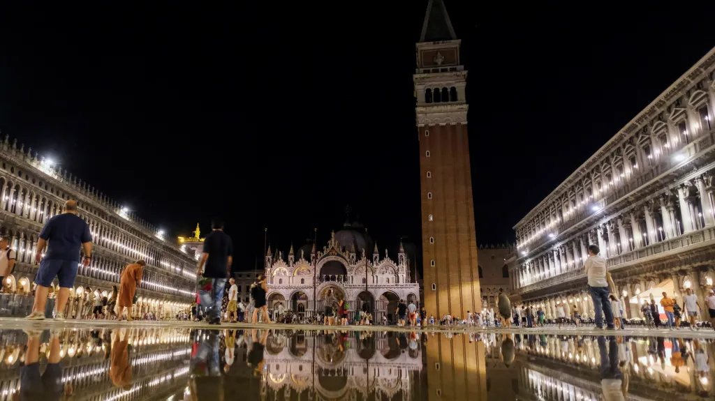 Náměstí svatého Marka v Benátkách je pod vodou. V létě jsou v italském městě přitom záplavy neobvyklé