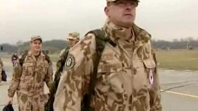 Čeští vojáci při odletu do Iráku.