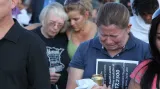 Američané truchlí za oběti střelby v denverském multikině
