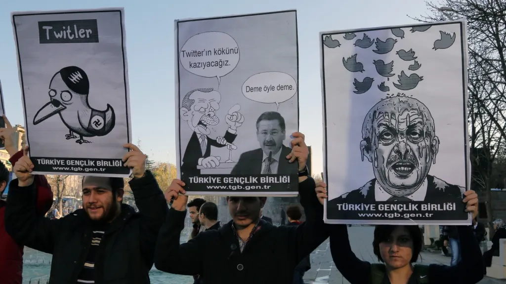 Protest Turků proti blokování sítě Twtiter
