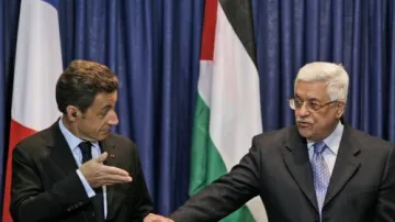 Nicolas Sarkozy a Mahmúd Abbás
