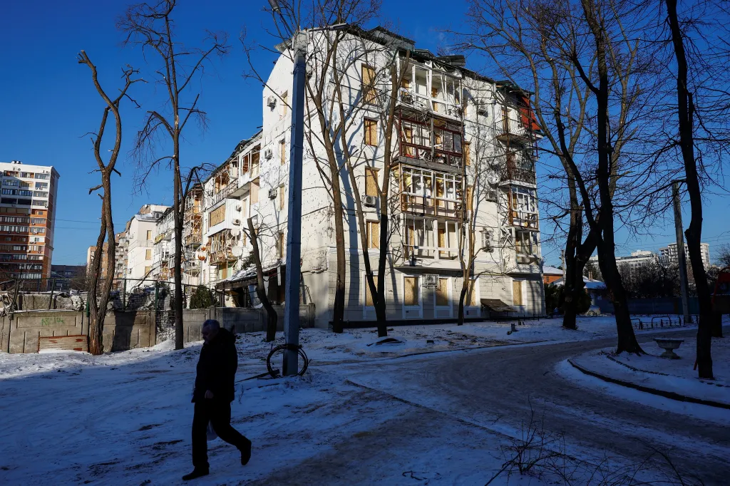 Pro obyvatele Charkova se zničené historické budovy stávají běžnou kulisou každodenního života (Foceno 13. ledna 2024)
