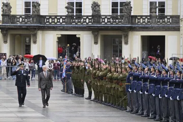 Hradní stráž si přehlídkou připomněla přebrání prvního bojového praporu