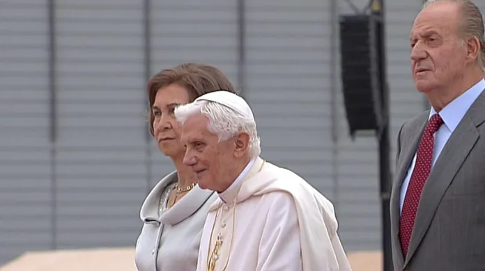 Papež Benedikt XVI. po příletu do Madridu
