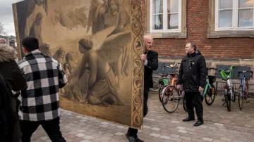 Lidé vynášejí historický obraz z historické burzy v Kodani