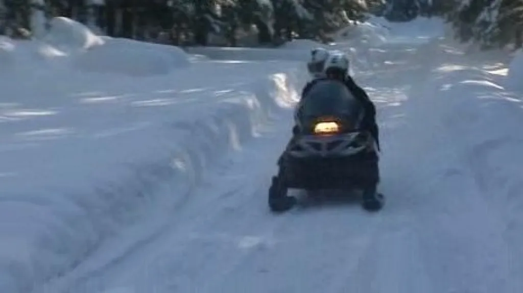 Policisté na sněžném skútru