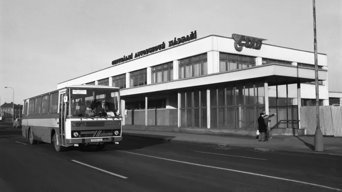 Karosa a velké logo na budově autobusového nádraží byly tradičními náležitostmi cestování autobusem v éře krajských ČSAD