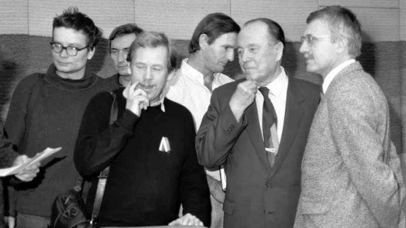 Jednání Občanského fóra v roce 1989, Vondra úplně vlevo