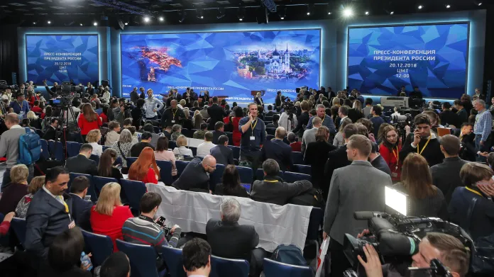 Sál s novináři očekávajícími tiskovou konferenci Vladimira Putina