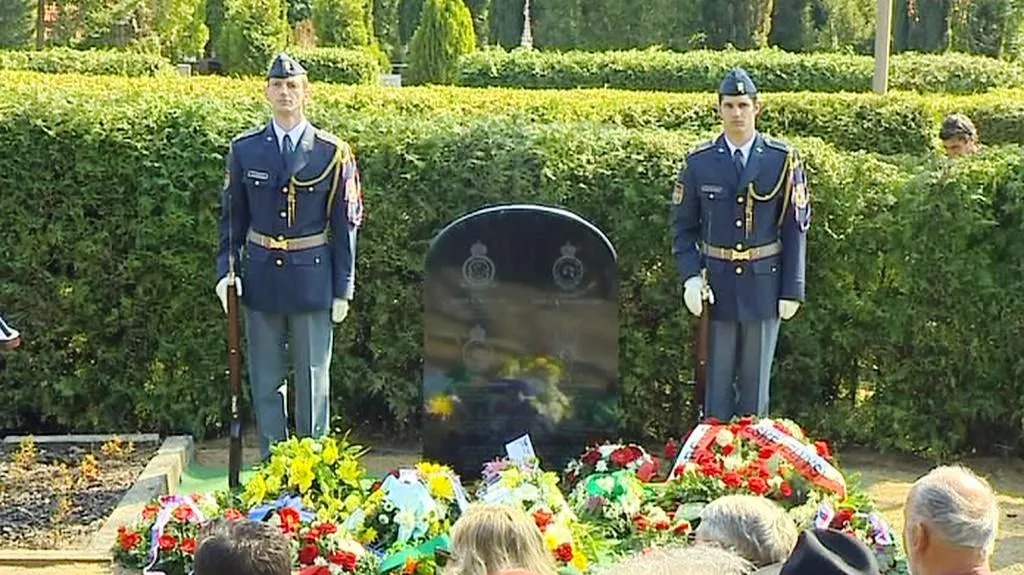 Čestná stráž u pomníku popravených vojáků