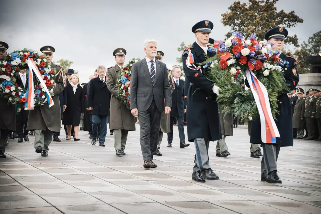 Fotografie zachycuje prezidenta Petra Pavla při pietním aktu u Národního památníku na Vítkově při příležitosti oslav 28. října