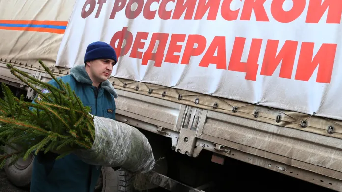 Desátý ruský konvoj přivezl na Ukrajinu i vánoční stromky