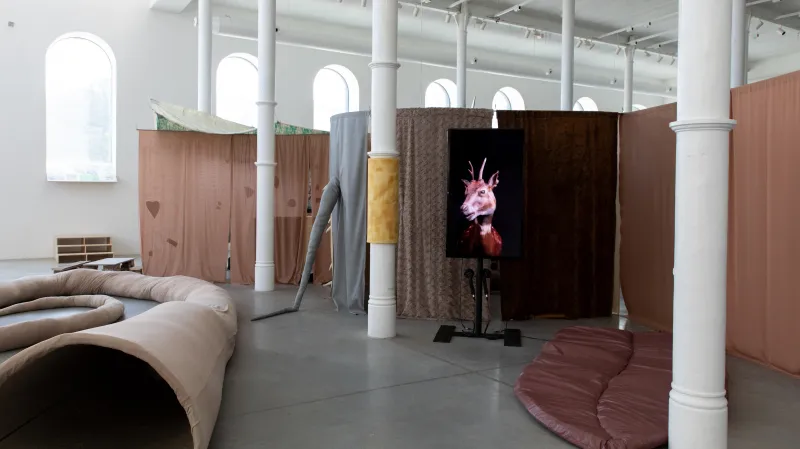 Z výstavy Uprchlá, našel skrýš, stále uniká