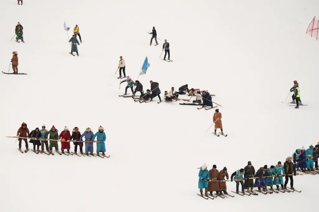 V Číně není lyžování zatím moc oblíbeným sportem. Skupinka nadšenců si oblékla historické kroje, aby oslavili počátky lyžování v horách Jiangjunshanu v ujgurské autonomní oblasti