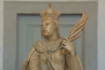 Ukradená socha svaté Ludmily se vrátila do Česka