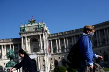 Nově nakažených v Itálii je nejméně za měsíc, v Británii klesá počet zemřelých