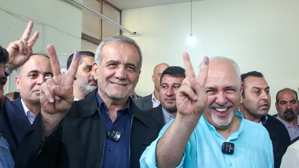 Vítěz íránských prezidentských voleb Masúd Pezeškján (vlevo) mává davu (5. července 2024)