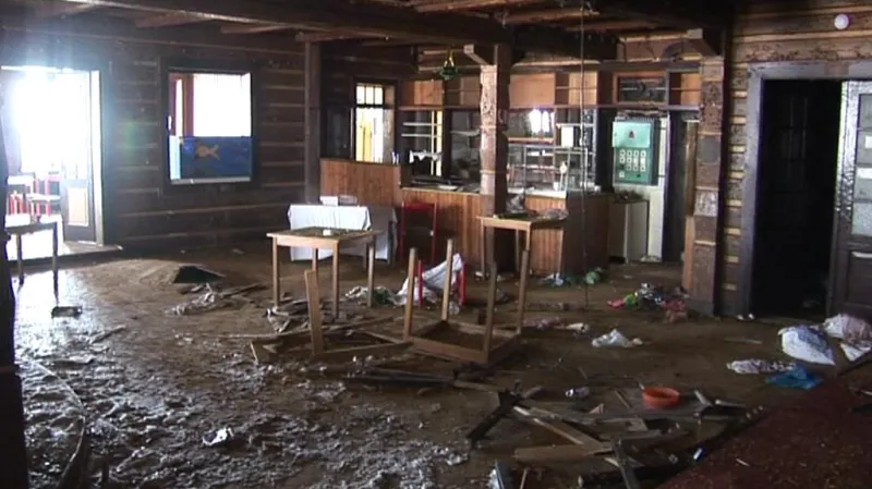 Zničený interiér Petrovy boudy