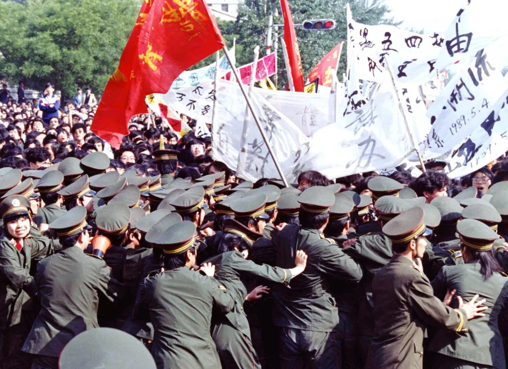 Výběr fotografií z výstavy „Masakr na náměstí Nebeského klidu 1989“ ve Valdštejnské zahradě.