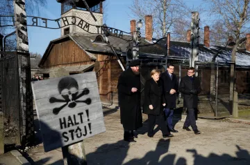 Cítím hlubokou hanbu, prohlásila Merkelová v Osvětimi