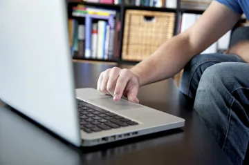 Novela navrhuje distanční výuku jako součást povinné docházky. Formu si školy určí samy