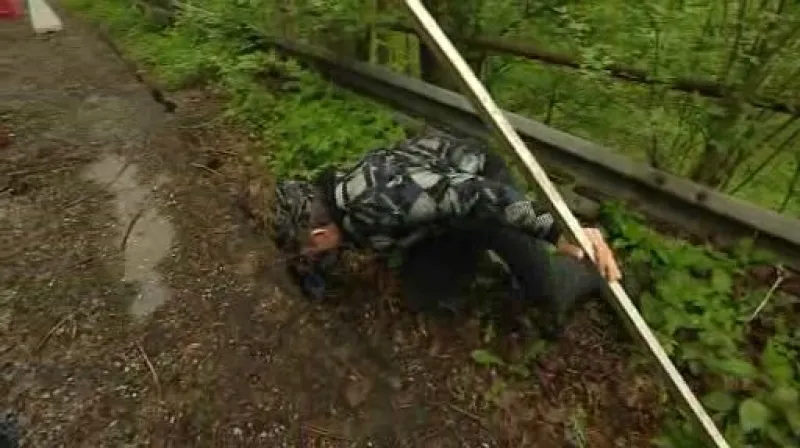 Pan Klásek ukazuje praskliny po sesuvu