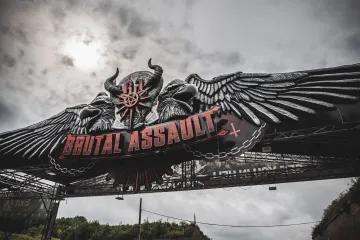 Recenze: Brutal Assault se nesl ve znamení ohňů, duhy, plující toiky a postapokalyptické vize světa