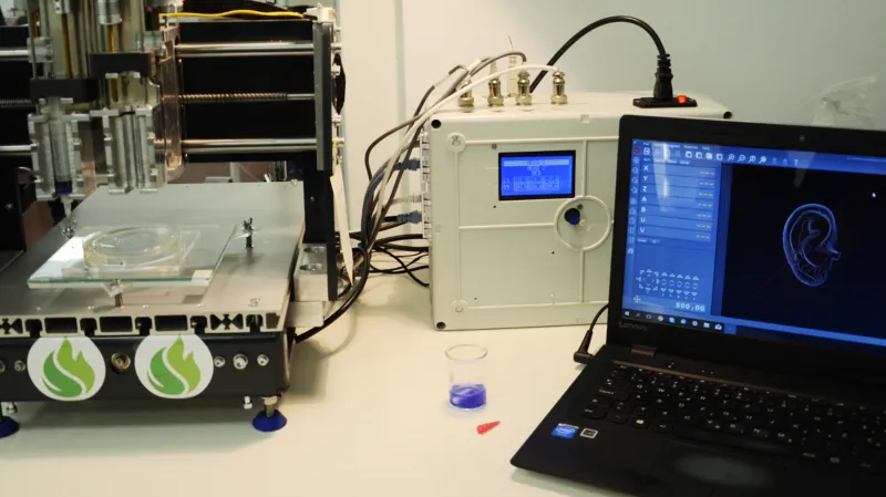 Jednoho dne budou lékaři tisknout nové krevní cévy. Na snímku je technologie biotisku, která posloužila k vytvoření cévních systémů v hydrogelu, tedy látkách, které napodobují složení lidského těla.