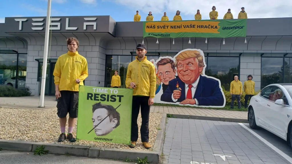 Protestující před prodejnou Tesla v Čestlicích