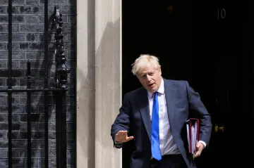 Johnson navzdory revoltě v kabinetu odmítá odstoupit
