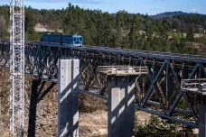 Nový železniční most přes Orlík staví v bezprostřední blízkosti toho původního 
