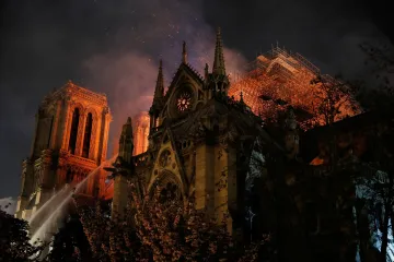 OBRAZEM: Katedrálu Notre-Dame v srdci Paříže pohltily plameny