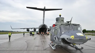 Vykládka posledních dvou vrtulníků UH-1Y Venom pro 22. základnu vrtulníkového letectva z paluby nákladního letounu C-17 Globemaster