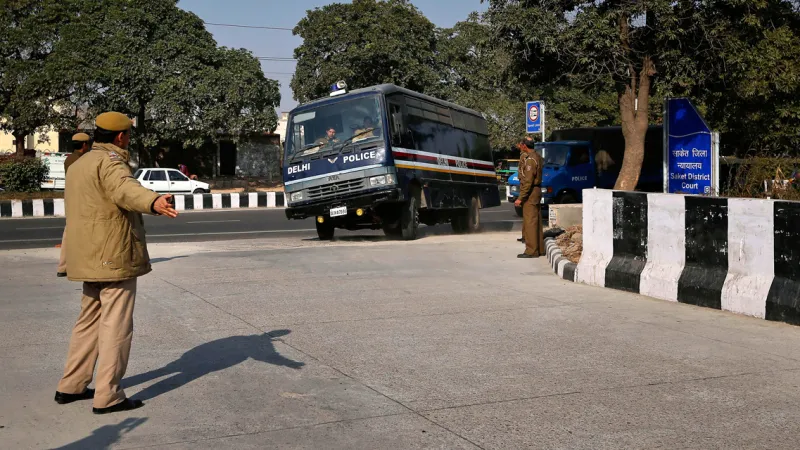 Policie přiváží k soudu muže obžalované ze znásilnění