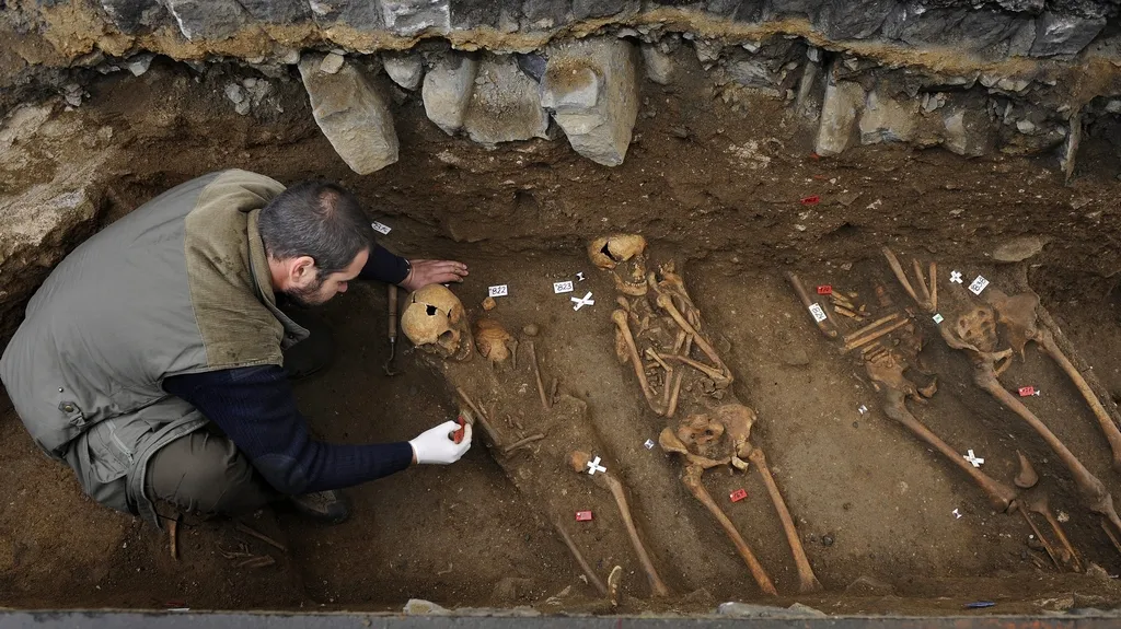 Odhalení středověkého kostela a hrobek v Raspenavě