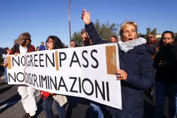 Italové mohou do práce jedině s covid pasem. V mnoha městech proto lidé stávkovali a protestovali