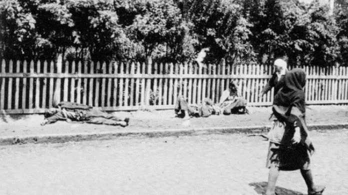 Mrtvoly vyhladovělých lidí v ulicích Charkova roku 1933