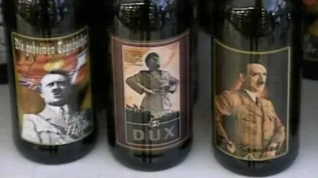 Italské víno s Hitlerem a Mussolinim na etiketách