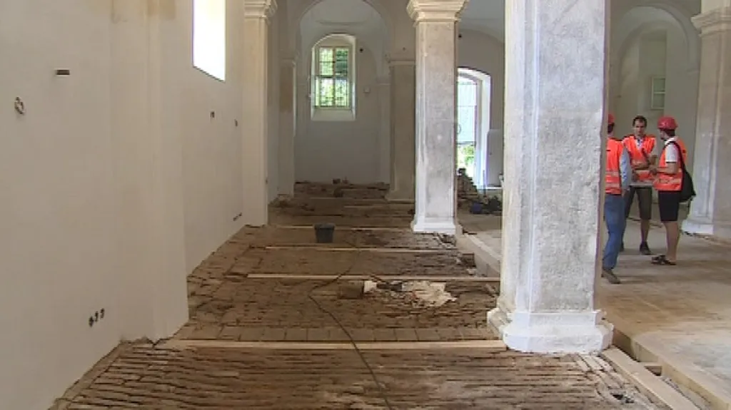 Památkáři chtěli podlahy zachránit