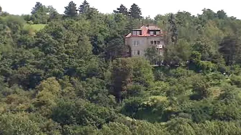 Jediná vila stojící na svahu pod Kavčími Horami