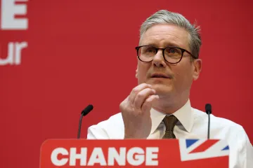 Lídr labouristů Starmer pomáhal v Lidicích obnovit památník. Monitorovala ho StB, zjistil Daily Mail