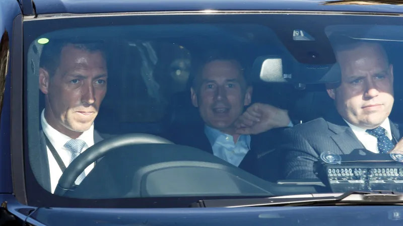 Jeremy Hunt odjíždí z britského parlamentu