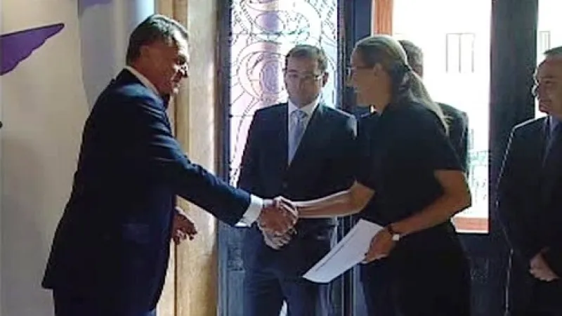 Bohuslav Svoboda předává přihlášku do ODS