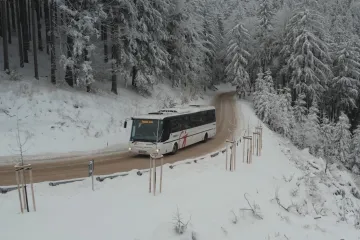 Úpravy zrekonstruované silnice na Šerlich měly podle kraje smysl. Potvrdila to kontrolní jízda autobusu