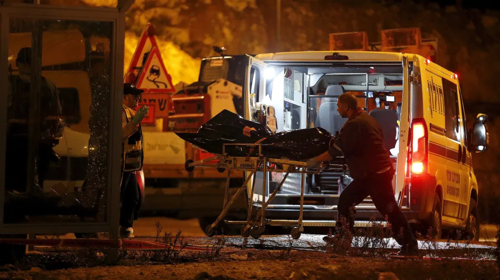 Izraelští záchranáři odvážejí tělo palestinského atentátníka
