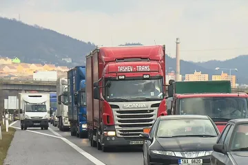 Dvě nehody zablokovaly dálnici D5 na několik hodin