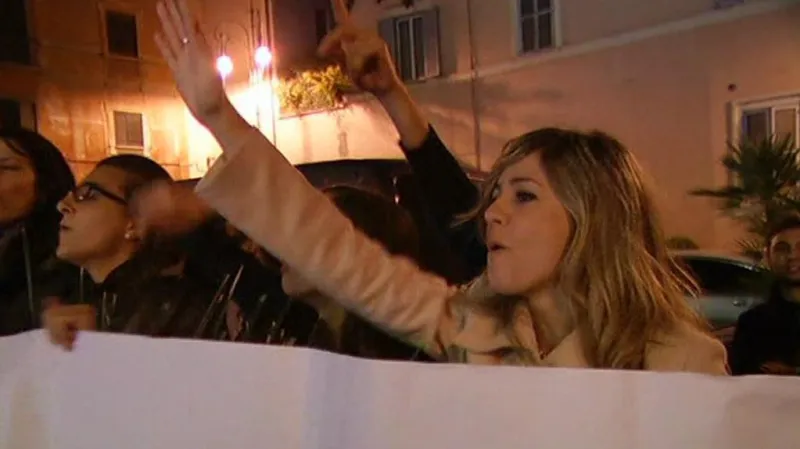 Lidé reagující na Berlusconiho odchod z vlády